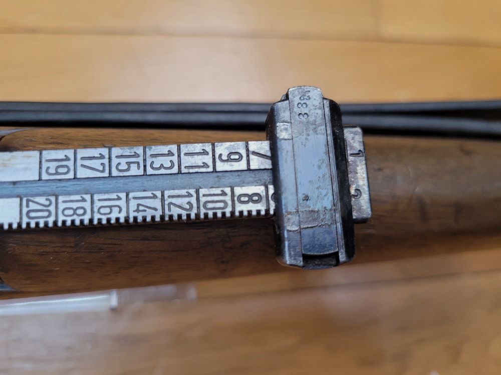 Bardzo piękna karabina K98 z początku III Rzeszy – Rzadka przypisanie Kriegsmarine Floty Bałtyckiej – Produkcja S/42 Mauser z 1938 roku – Prawie monomatyczna – Wspaniałe stemple i dobrze czytelne znaki – Nienaganna mechanika – Bardzo dobra lufa – Oryginalny pasek – Bardzo piękna, rzadko spotykana broń w TTBE, zdjęcie 24 z 37