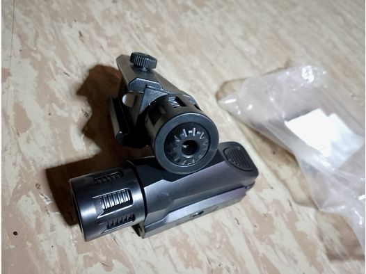 Tactical Taschenlampe Flashlight und Red DOT Laser für picatinny 20mm Set schwarz inklusive Batterien neu Airsoft Softair 