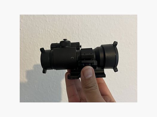 Rotpunkt sieht aus wie Aimpot Comp M3 oder M4 mit Throw Lever Ring Schnellmontage.