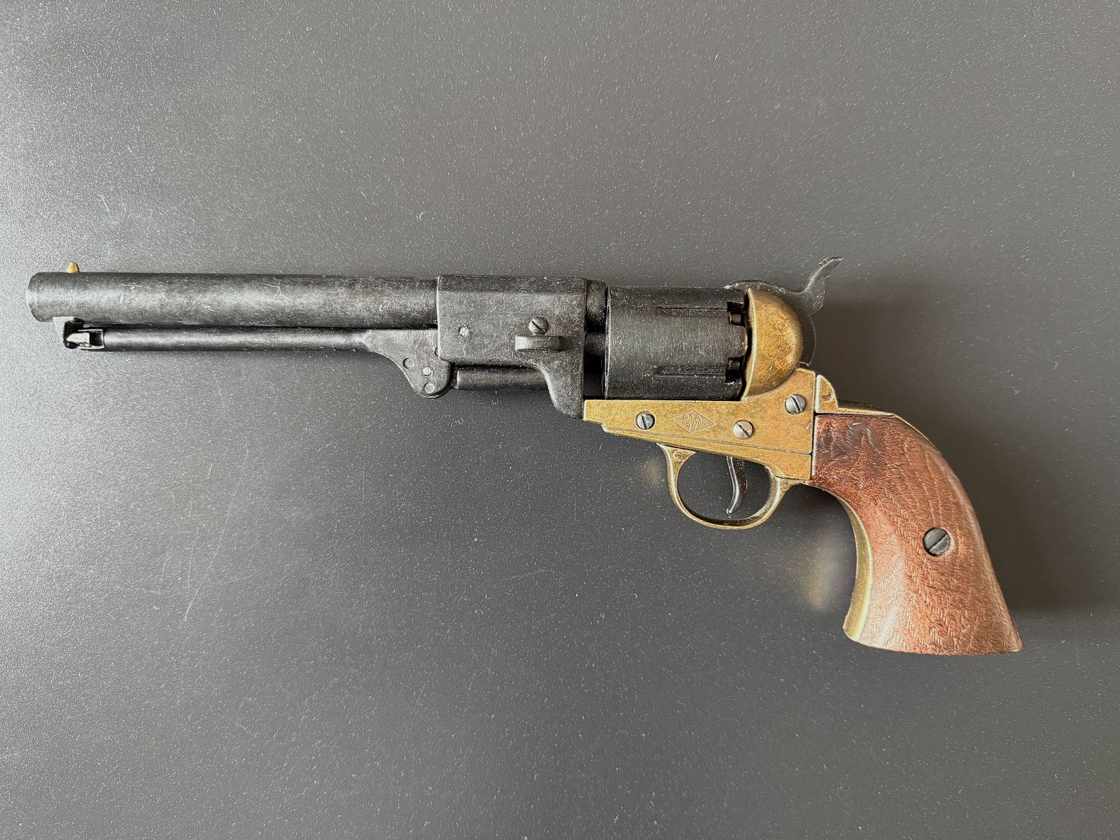 Deko Konföderiertenrevolver Griswold & Gunnison USA 1860, schwarz messing Holzgriffschalen
