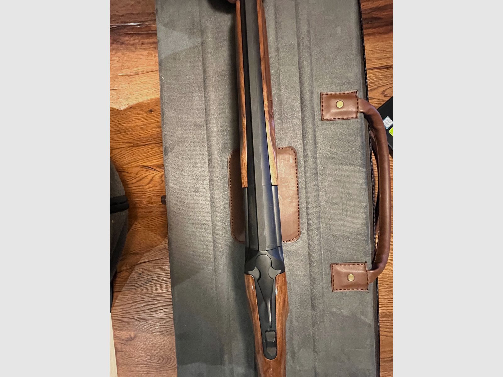 Akkar Churchill 206E LADY Czarny II