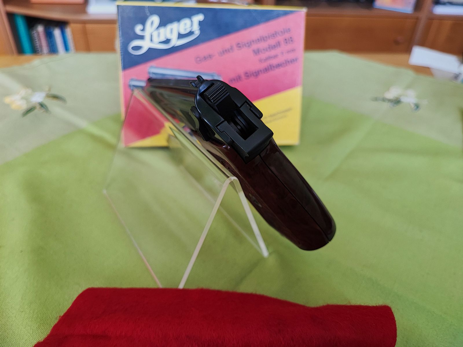 Luger 88 - 8 mmK PTB 414 aus der Röhm-Fertigung mit Holzgriffschalen, Lederholster, Munition