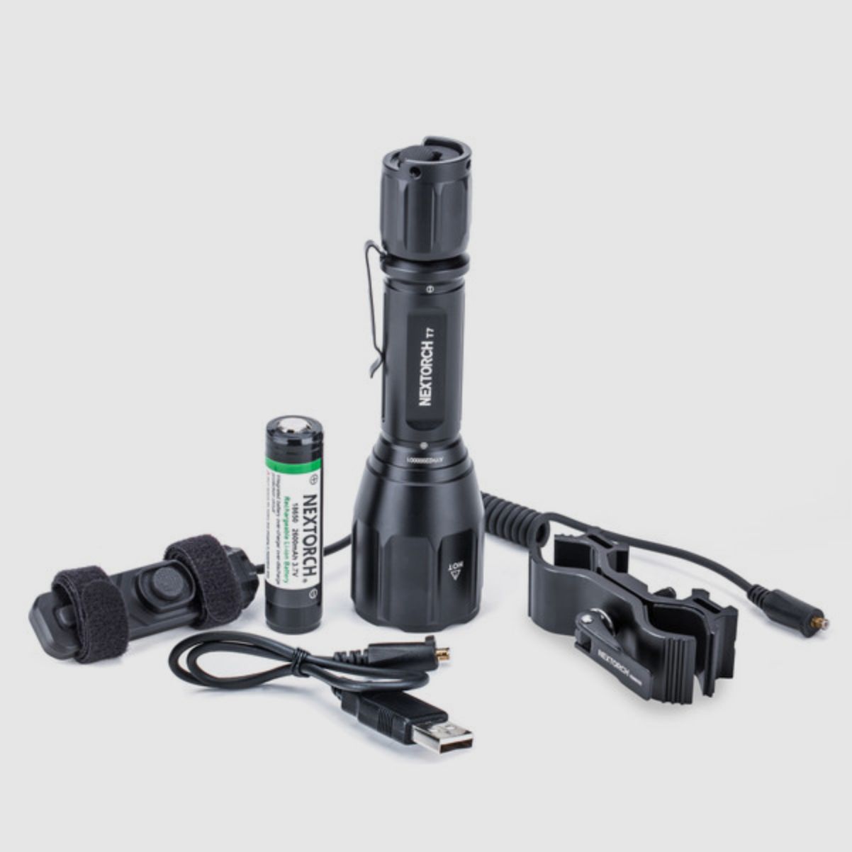 Latarka myśliwska Nextorch T7 z zasięgiem świecenia 510 metrów i akcesoriami myśliwskimi w zestawie