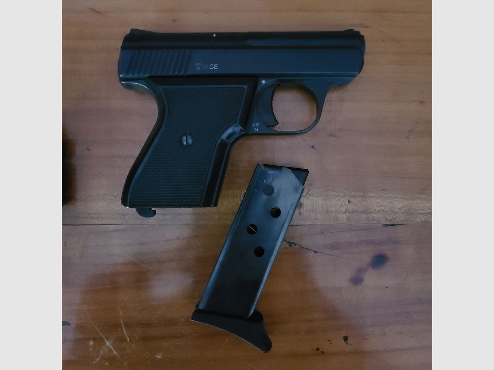 Blank firing pistol record very small 5 cartridges magazine size