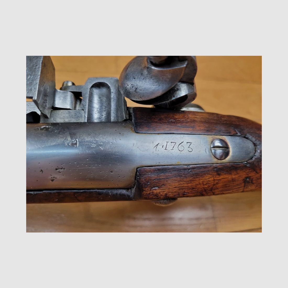 Seltenes französisches Infanteriegewehr 1763 / 1766 – komplett und sehr nah an seinem Originalzustand – Schaft in „Viertelvache“ und Originalholz – Sehr schöne konforme Schloss – Alle Originalschrauben – um 1770 – Regierungszeit von Ludwig XV – 144 cm – Seltenheitszustand!, Bild 20 von 26