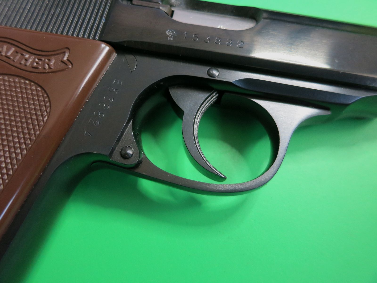 Pistola semiautomatica, Walther PPK, cal. 9 mm corto, impugnature marroni, come nuova       #82