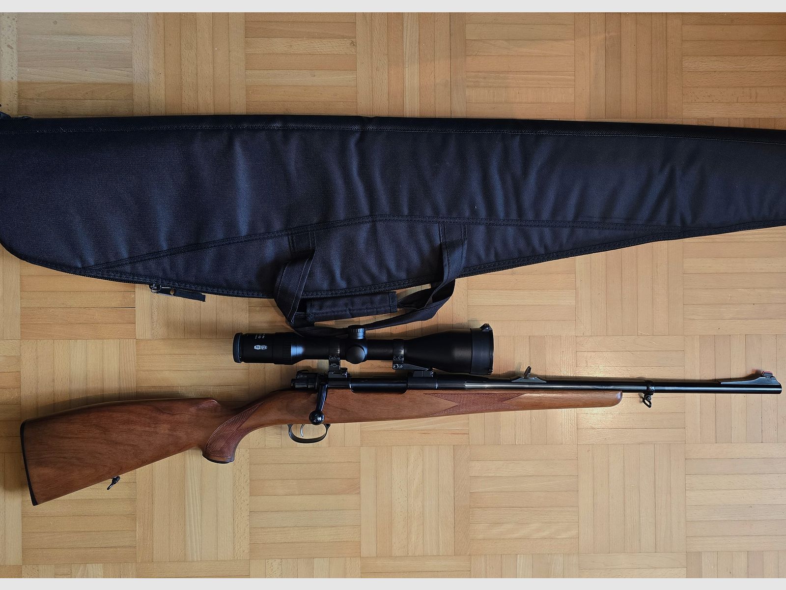 Repetierbüchse "Forest Favorit" mit Holzschaft .30-06 inkl. Optik Meostar R1r, neuwertig 