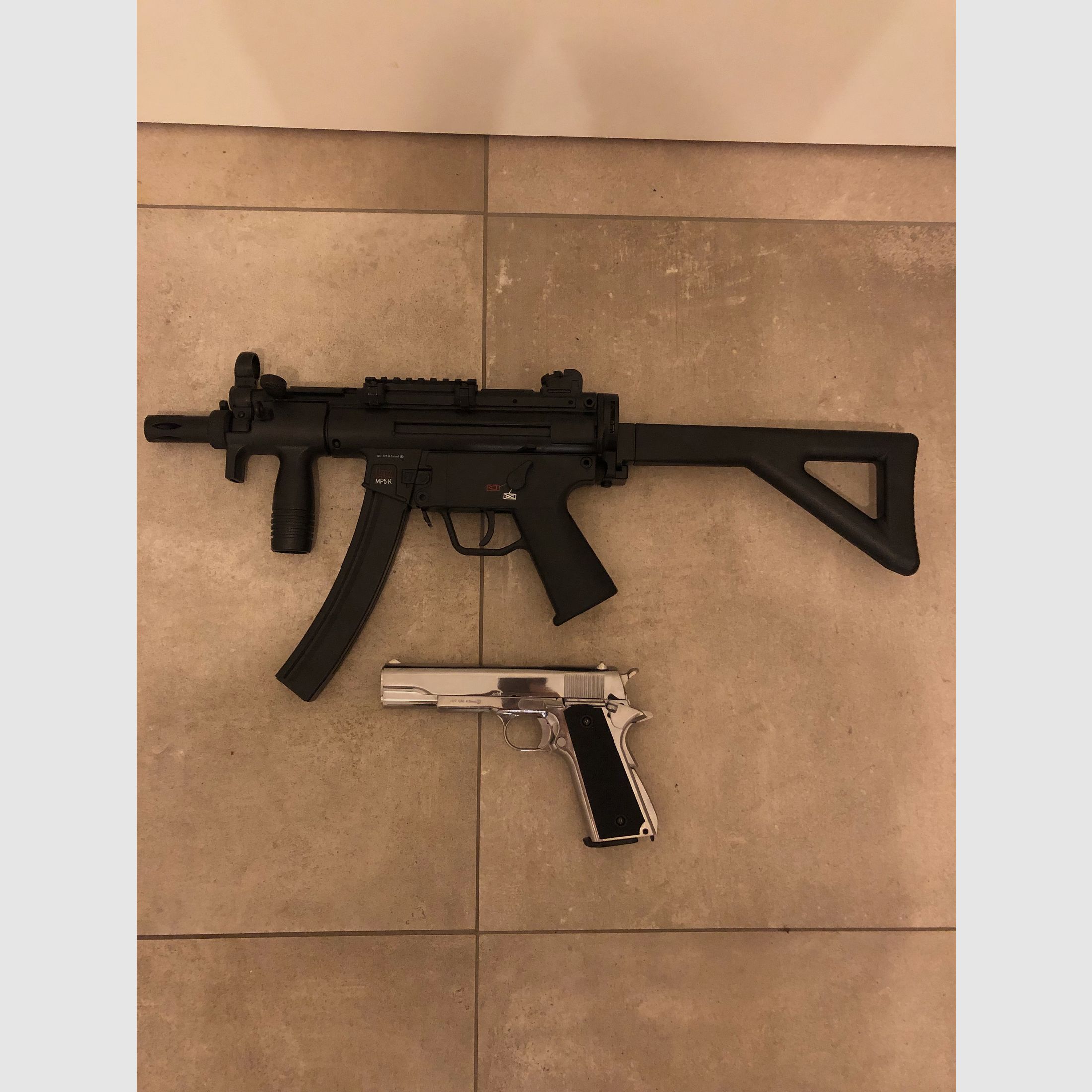 2 CO2 Waffen —  (1x KLI M1911-A1 Vollmetall & 1x Heckler und Koch MP5 K-PDW)