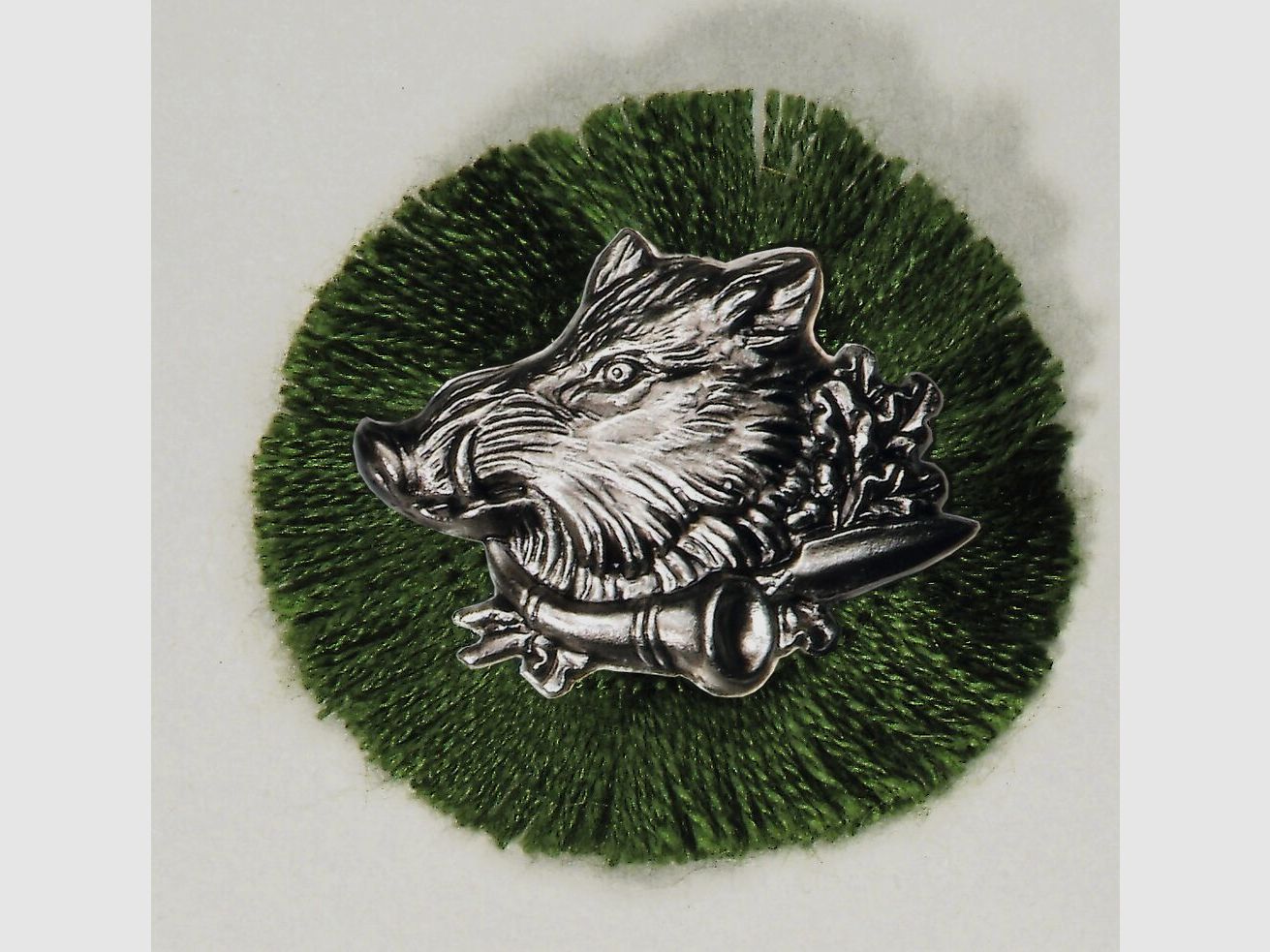 Versilberte Hutnadel mit Wildschwein-Motiv