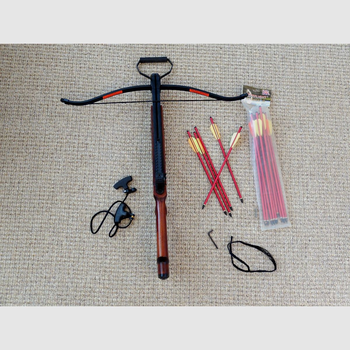 Armbrust mit  Holzschaft und 150lbs - tiptop Zustand.