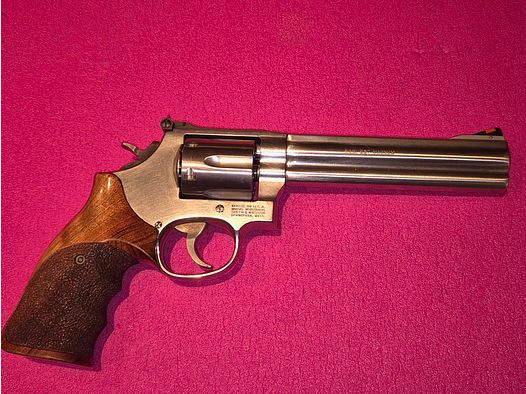  Smith & Wesson 686 Revolver
