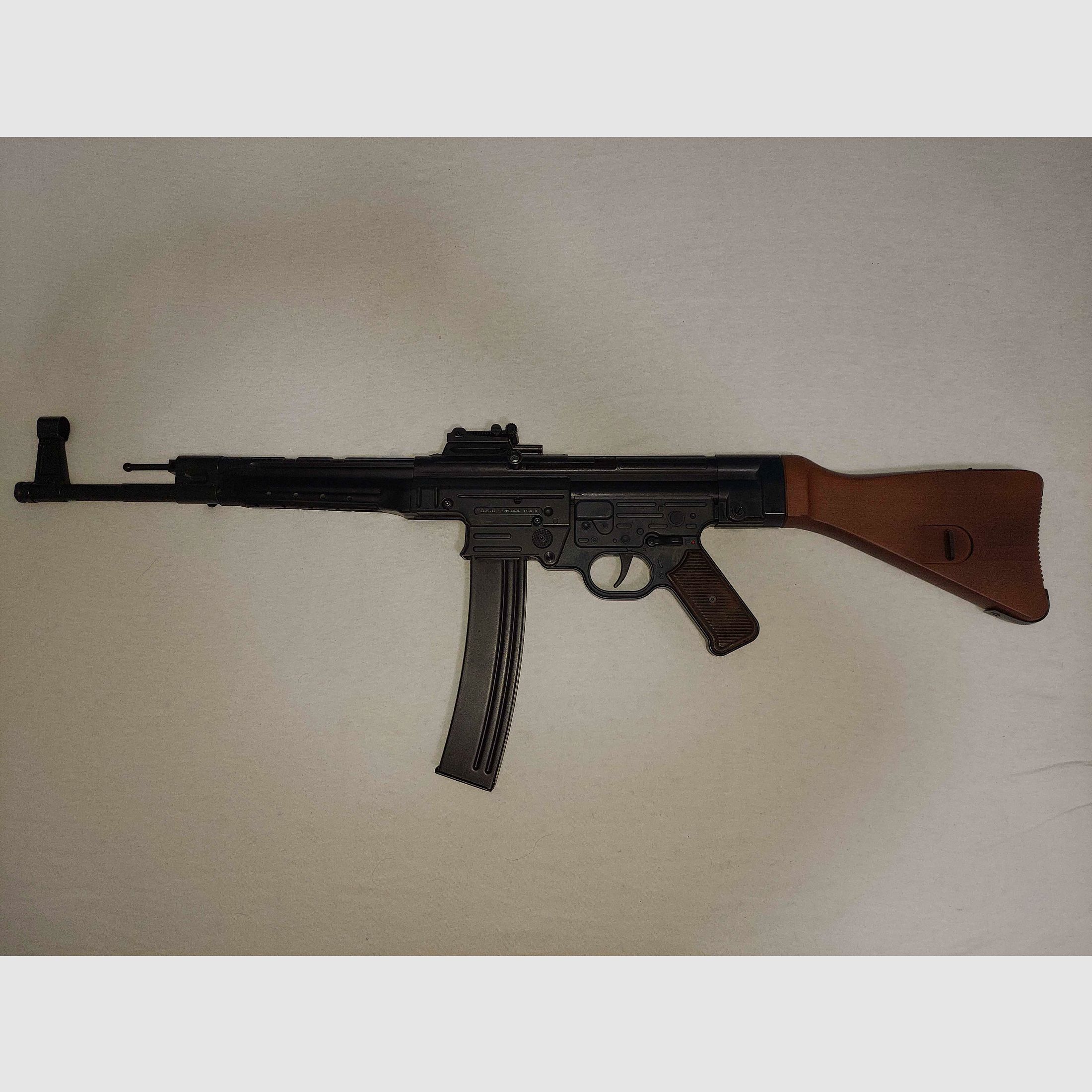 GSG StG44 9mm P.A.K. mit Magazinhilfe und Gewehrtasche.