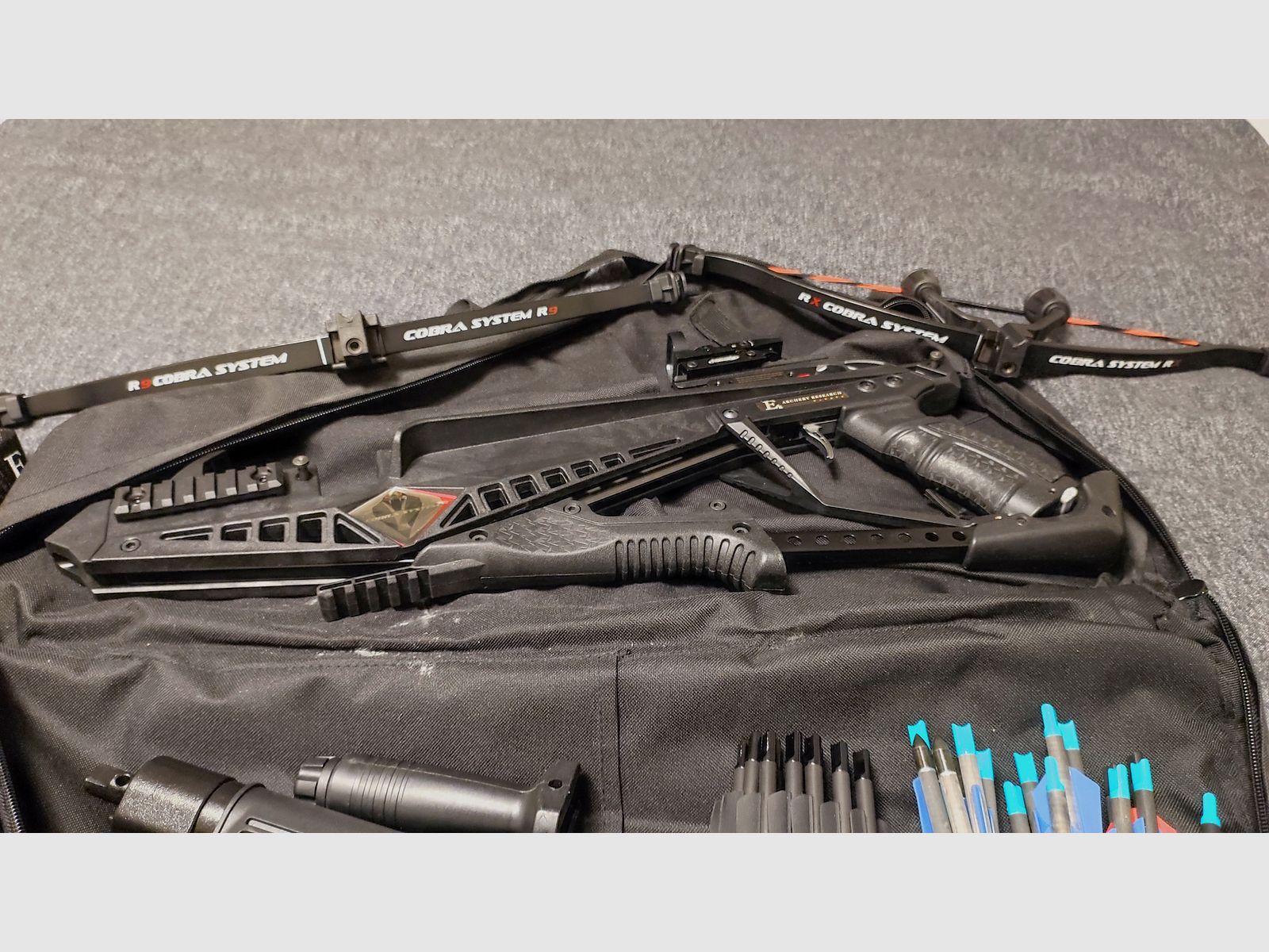 EK Archery Cobra R9 Deluxe 90/130 lbs COMPLETE SET – like new – 30 bolts + bag + carrying strap + shoulder support + front grip