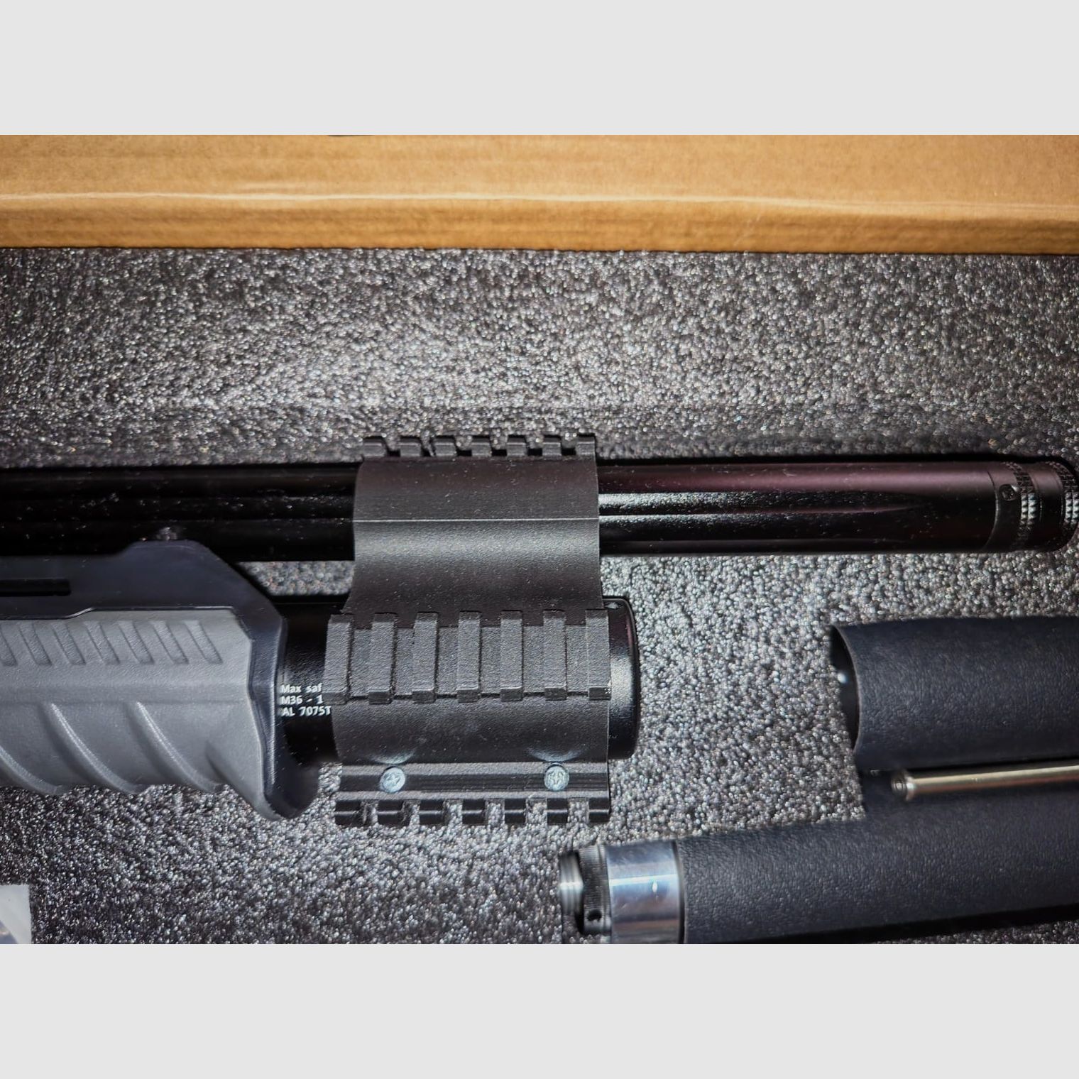 GoGun AEA Megalodon F-Series 7.5 Joule | Cal .50 Air / PCP Rifle | with JADS double tank | Bipod | Tank clamp | 2x 12 shot aluminum magazines | + grip stabilizer inserts | with accessories & invoice