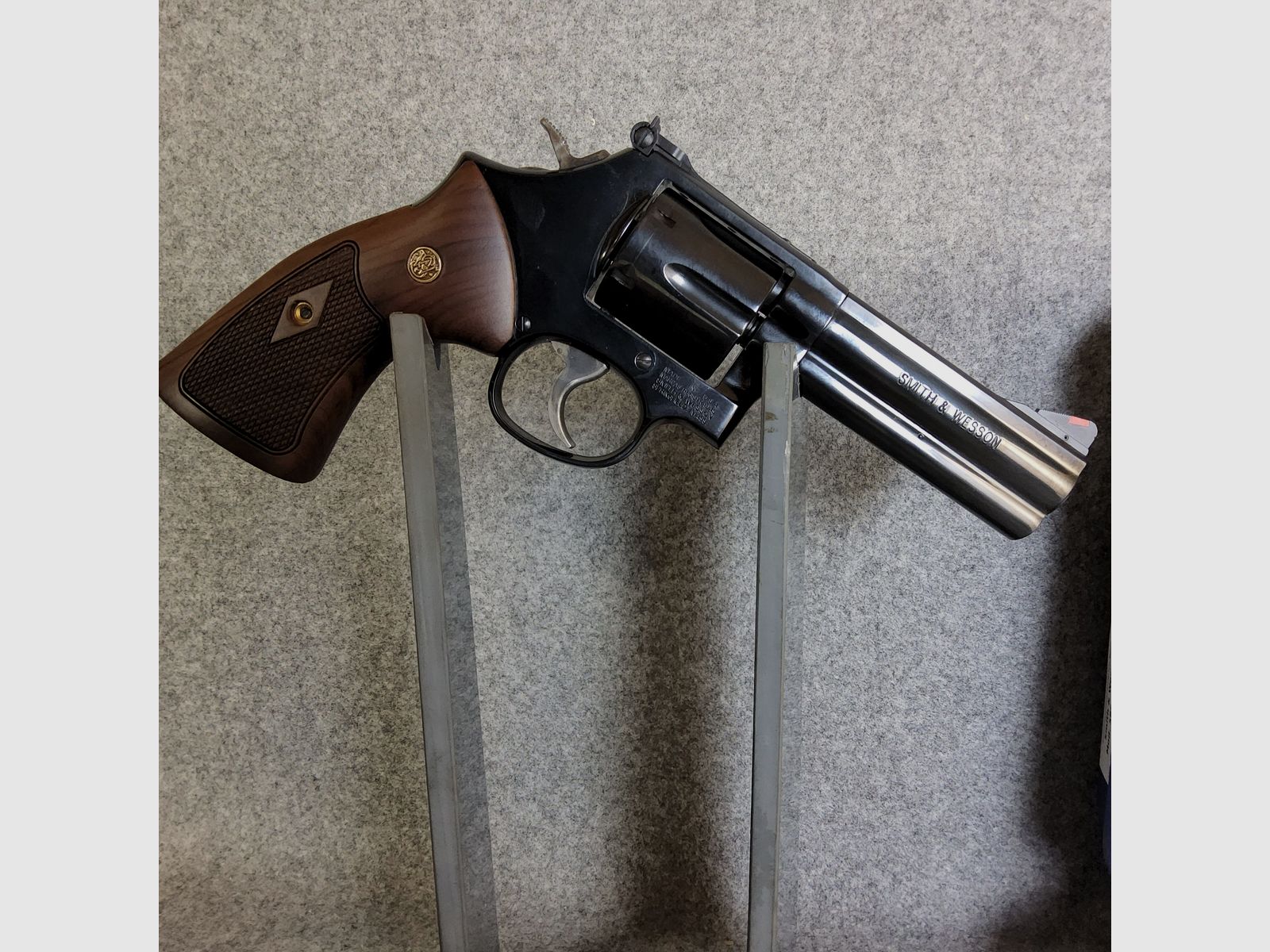 Smith & Wesson	 586-8