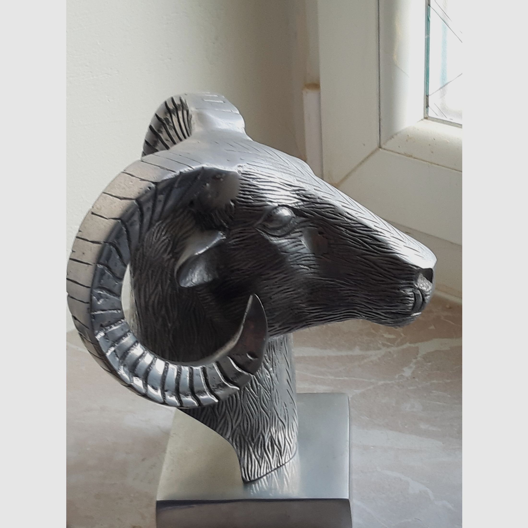 WIEDDERKOPF, bij de eerste aanblik denkt men dat hij gesmeed is, stabiel, trots, elegant en tijdloos mooi.