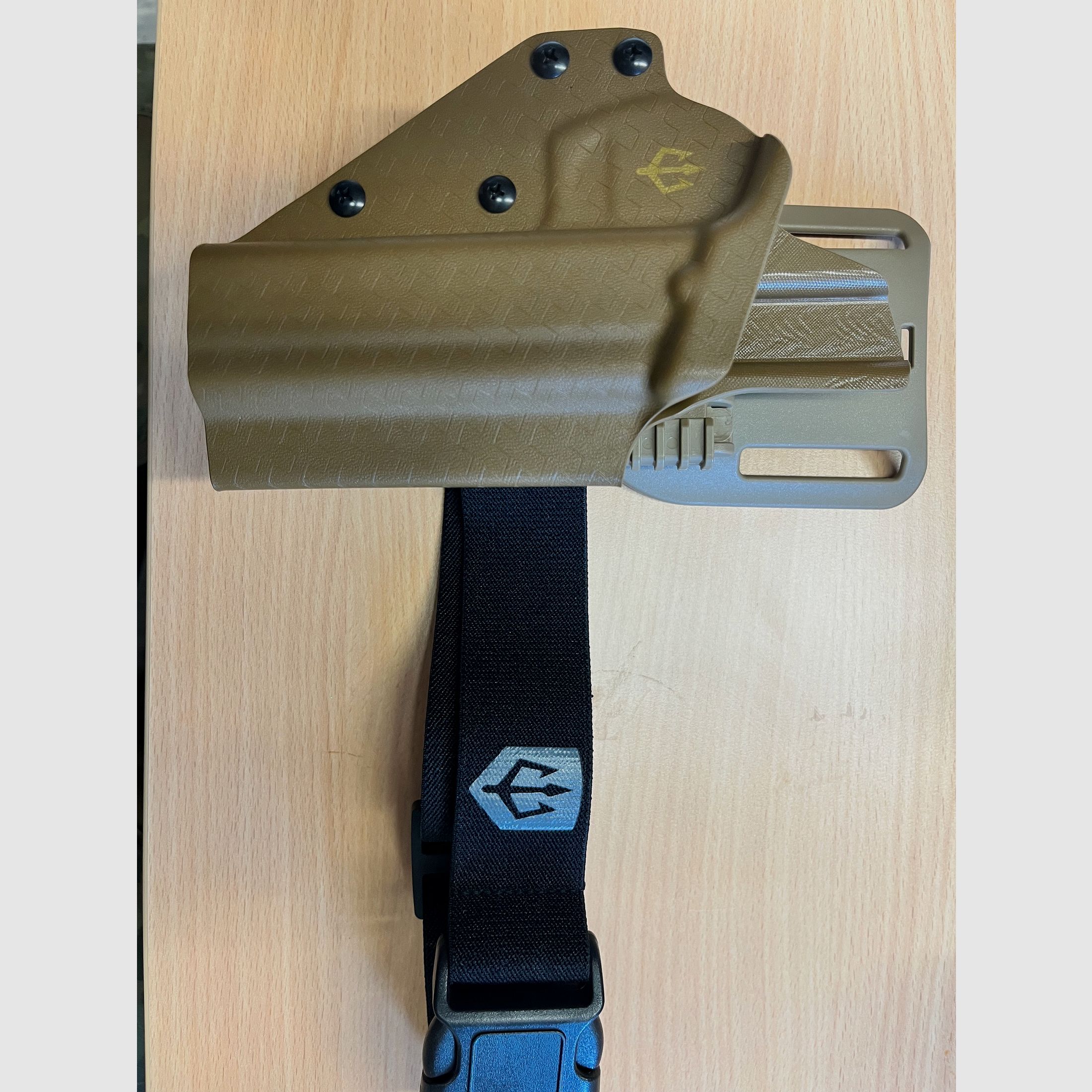 Schwarzer Dreizack-Halter+Kampfgürtel