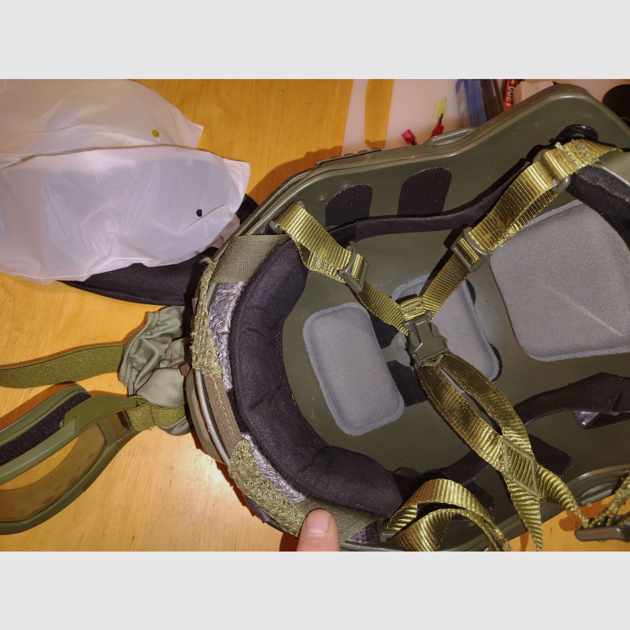 Taktisches Airsoft Helm-Set – Bundeswehr Flecktarn – Upgrade-Polster – inkl. Brille (3 Gläser) & Green LED