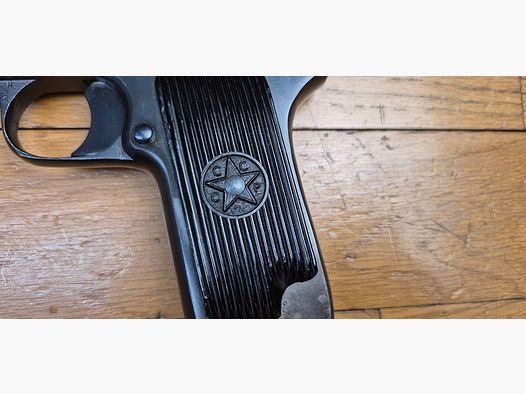 Beau Pistolet Tokarev TT-33 – Arme soviétique de 1945 – Cal. 7,62TT – Arsenal de Ijevsk – Excellente apparence sans marques de manipulation – Très bonne mécanique – Canon superbe – Plaquettes d&rsquo;origine – TBE+