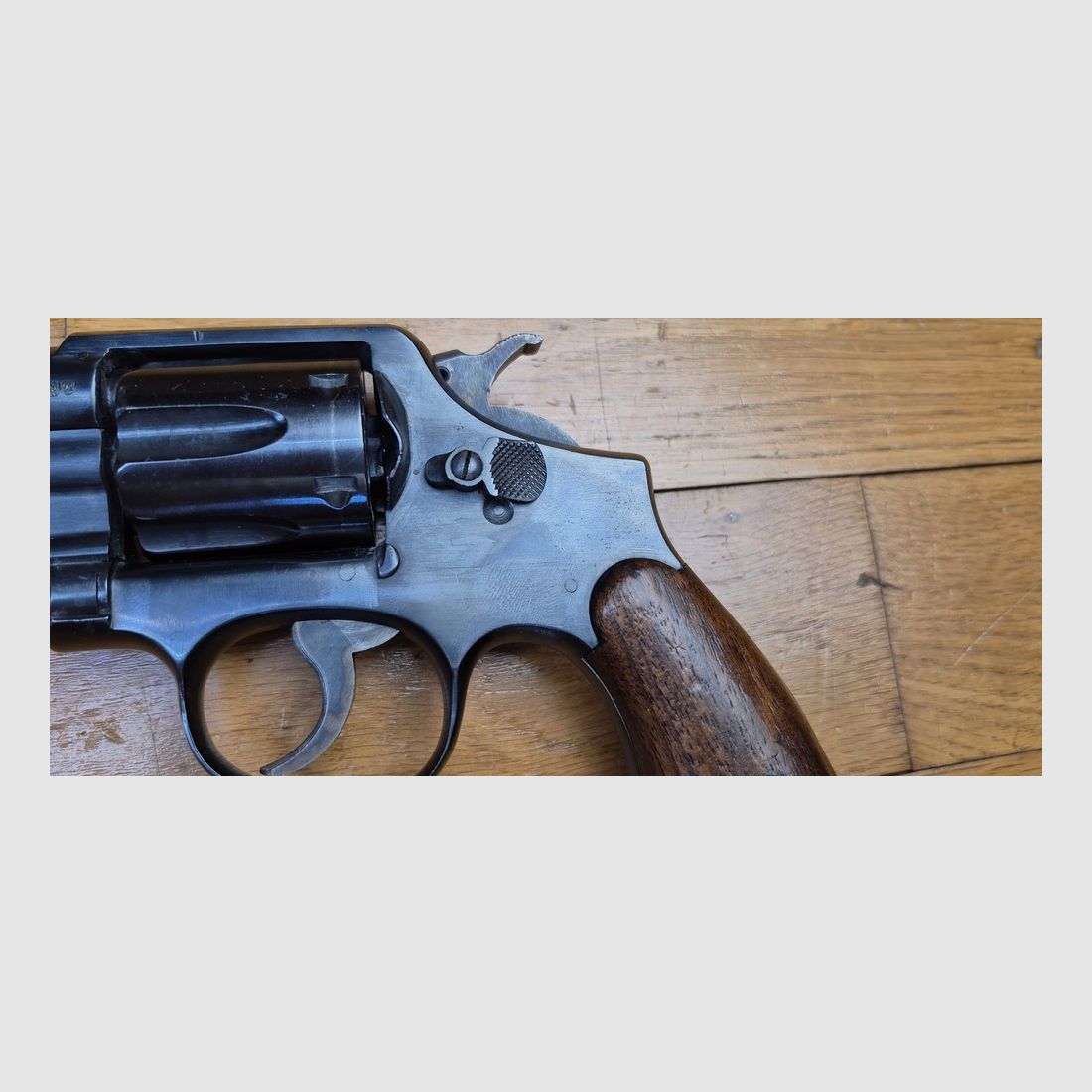 Sehr schöner Revolver Smith & Wesson « Victory » – Der Handabzug 1899 und das zukünftige Modell 10 aus dem Zweiten Weltkrieg – Kal. 38 SW / 38-200 – Ausgezeichnete Mechanik – Sehr guter ästhetischer Zustand – Stempel « GHD » – Waffe von Februar 1943 – TBE, Bild 23 von 26