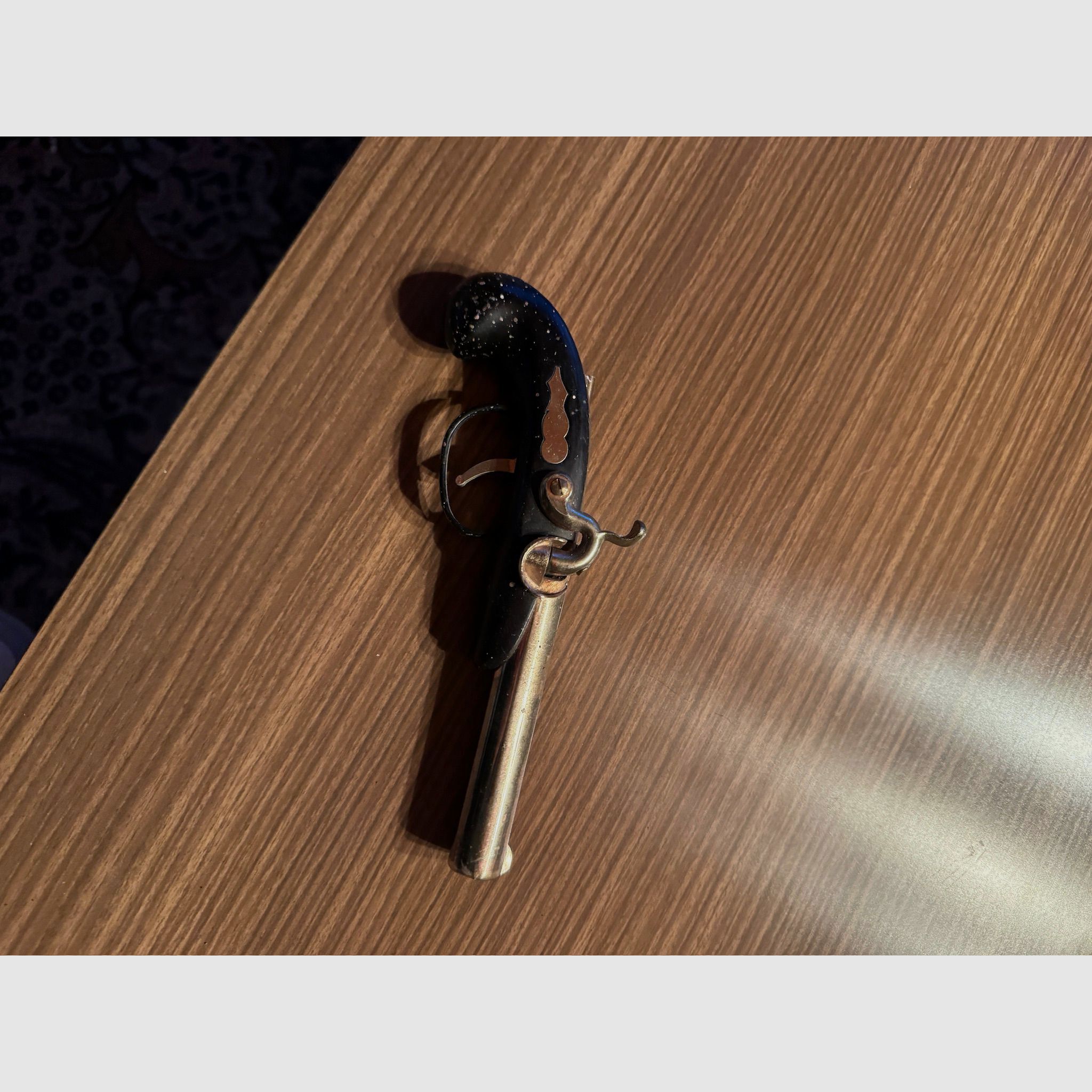 Antyczny pistolet kapiszonowy / Pistolet kapiszonowy