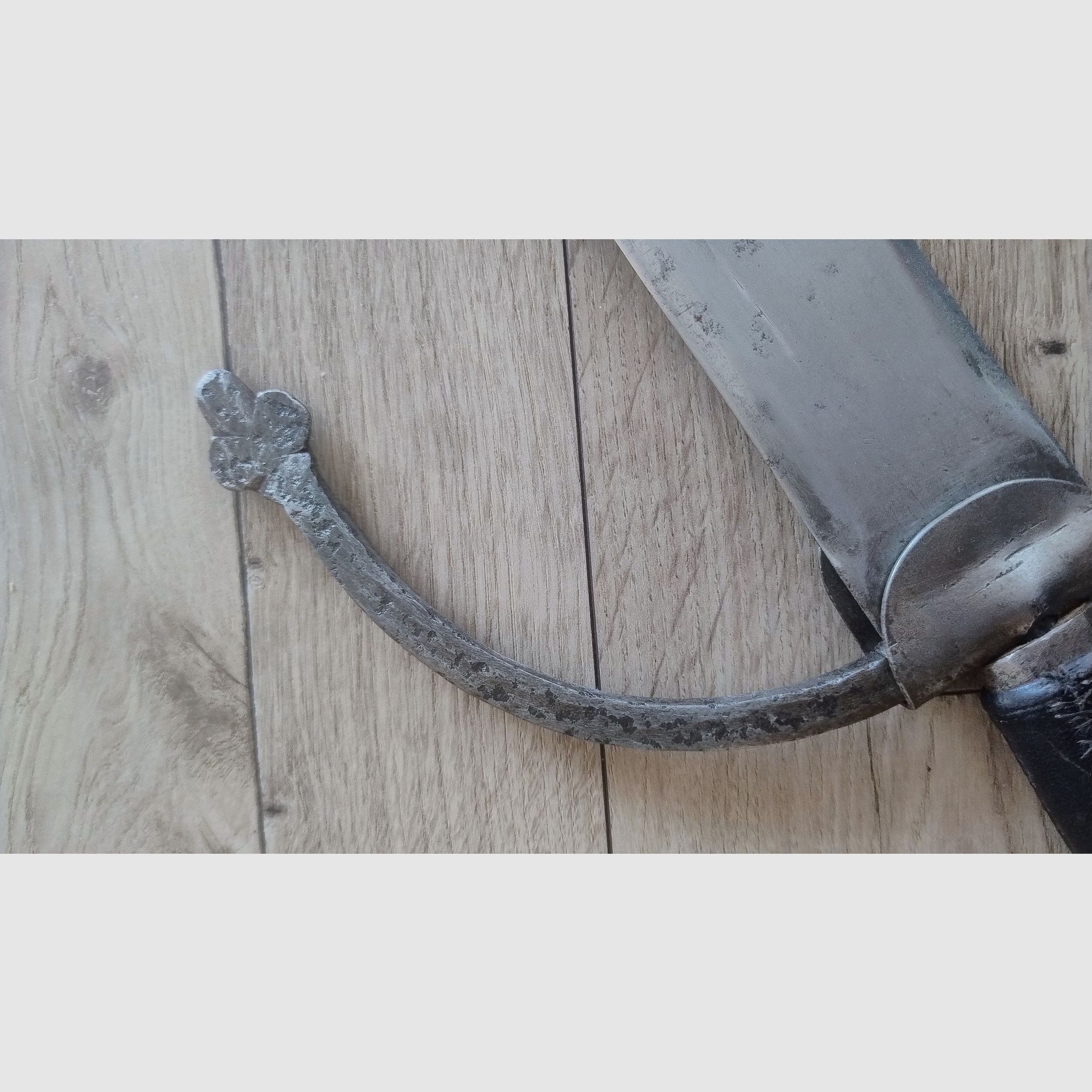 Historisch langzwaard ca. 1870–1900 – leren handvat – vernietigde knop – totale lengte 112 cm