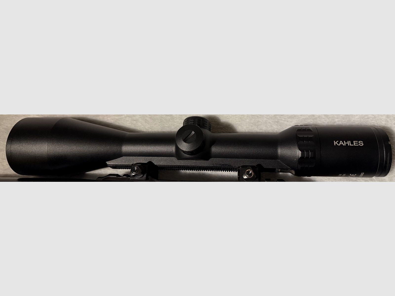 Kahles HELIA 2,4–12×56i mit Schiene.