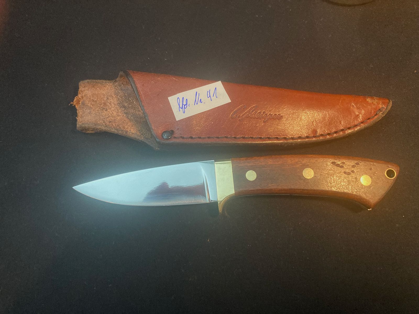 Gürtelmes, houten handvat, messing beslag, leren schede, jachtmes 41