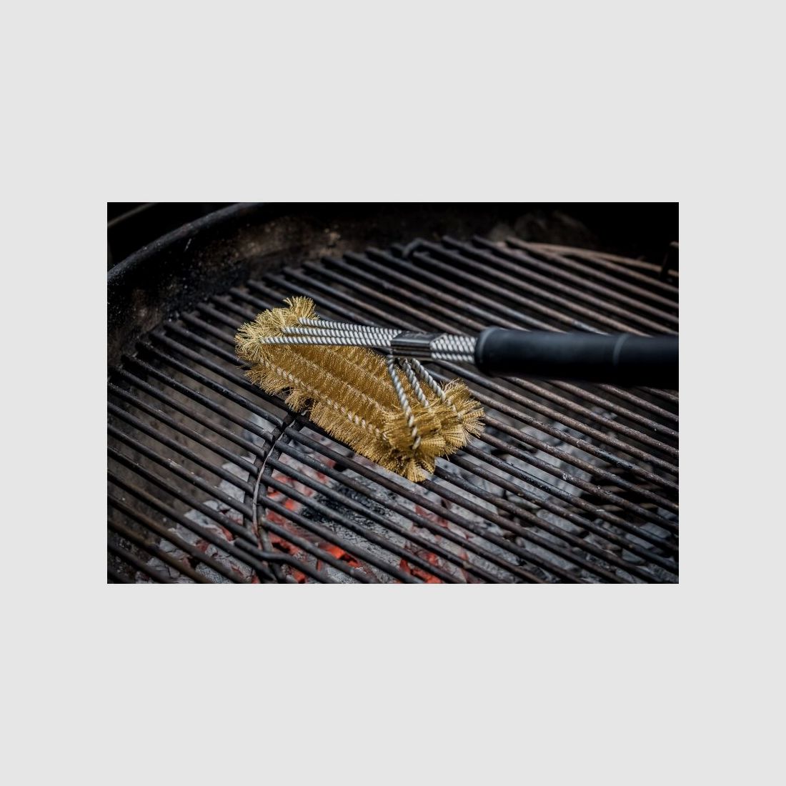 Grillfürst Grillbürste Messing für Gusseisen Roste, mit langem 3-fach Bürstenkopf