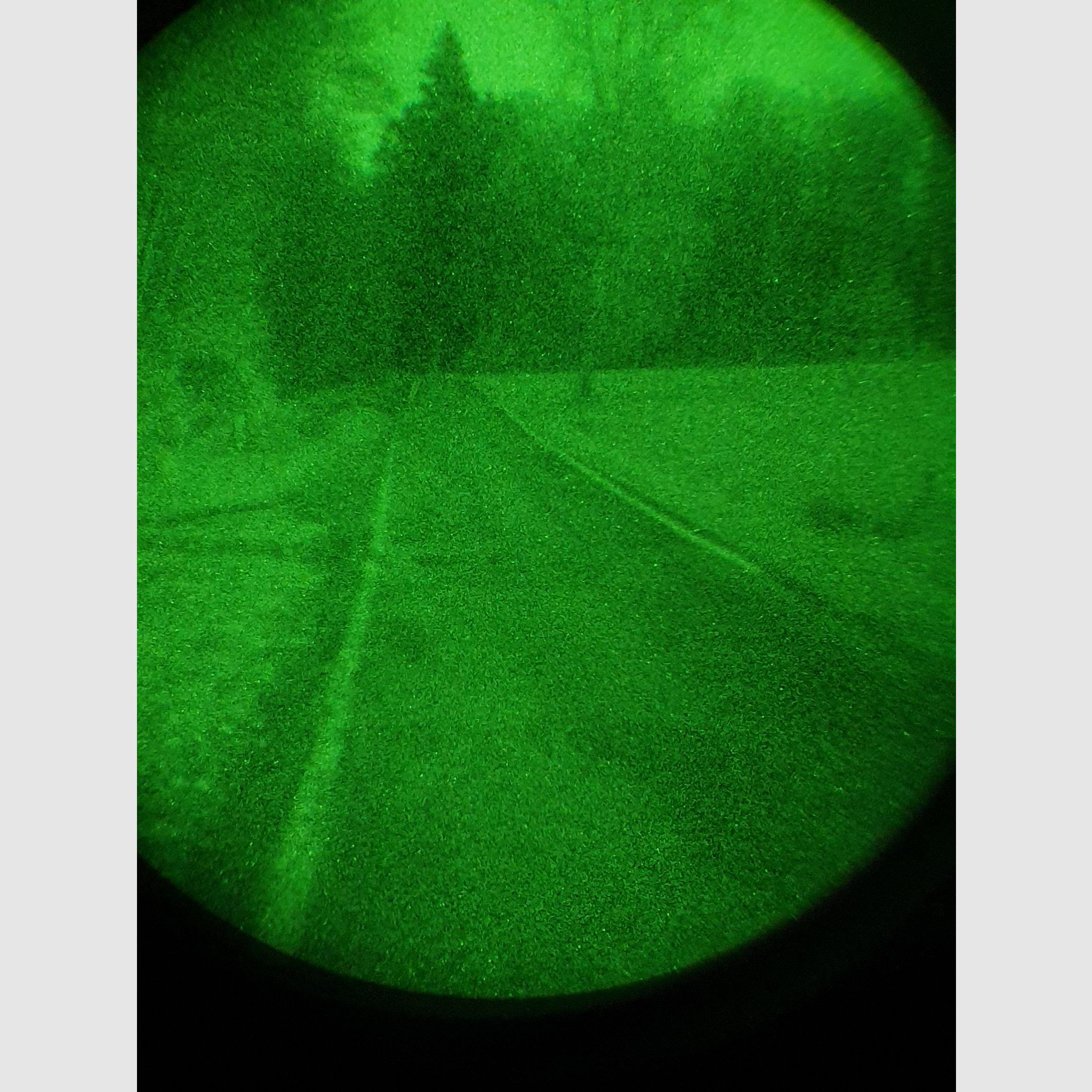 Nachtsichtgerät Restlichtverstärker mit Helm-Montage und Tragekappe, also zum Tragen ohne Helm