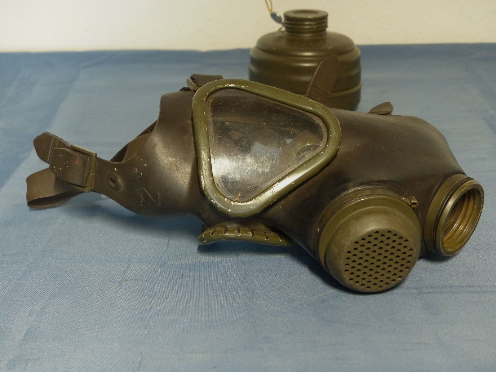 Original Bundeswehr Gasmaske Atemschutz M 65 ABC mit Filter 70er
