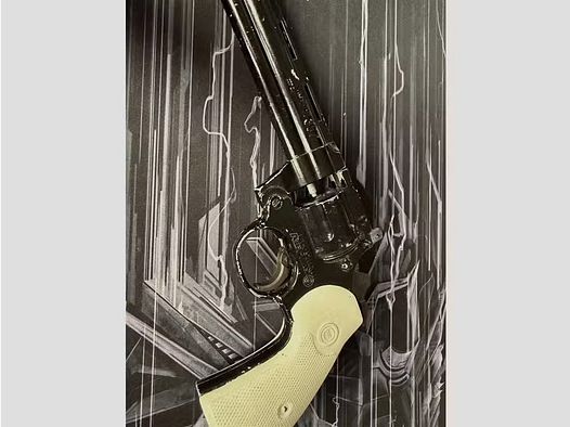 Defekter Airsoft Revolver und zwei unbekannte Schreckschusspistolen
