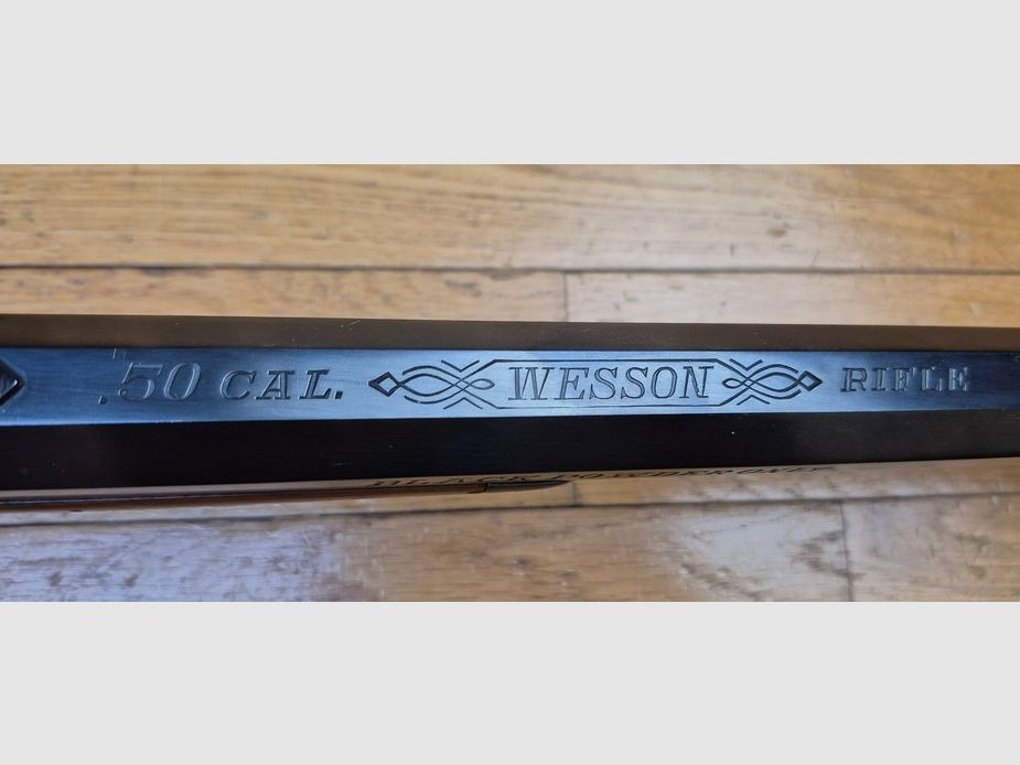 Bellissima riproduzione del fucile di precisione Edwin Wesson – Modello del 1845/49 – Cal. .50 – Fabbricazione italiana Moffra di Mainardi per Hege in Germania – Arma a polvere nera nota per la sua precisione a lungo raggio – Finiture molto belle – Jaspage al 90% – Legno in ottime condizioni – Canne molto belle – Meccanica eccellente – Arma del 1978 – Superba e rara nel mondo della polvere nera – TBE++, immagine 1 di 39