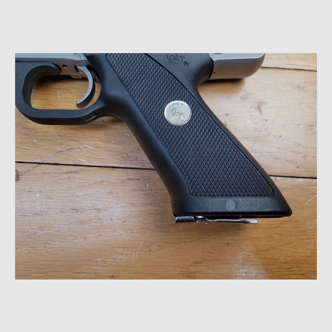 Racé Pistole Colt Target Model – Kal. .22LR – Eine der ersten Fertigungen von 1994, komplett aus Edelstahl – Erbe des legendären Woodsman – Exzellenter Abzug – Schwerer Bull Barrel – Picatinny-Schiene – 2. Magazin und Originalbox – Gebraucht, quasi neu!, Bild 3 von 23