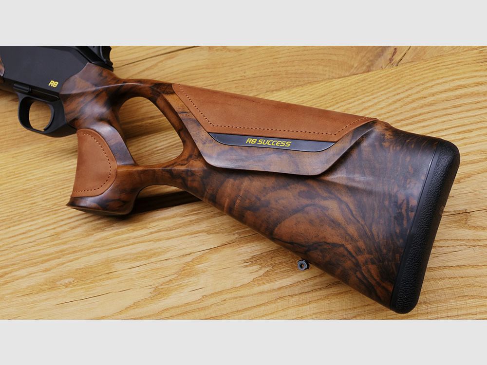 Blaser R8 Success / HK7 Super Finish opaco / Pelle Chesterfield / Sfera d'acciaio con linea dorata / Calibro e lunghezza della canna a scelta / Filettatura M15x1 / MOZZAFIATO