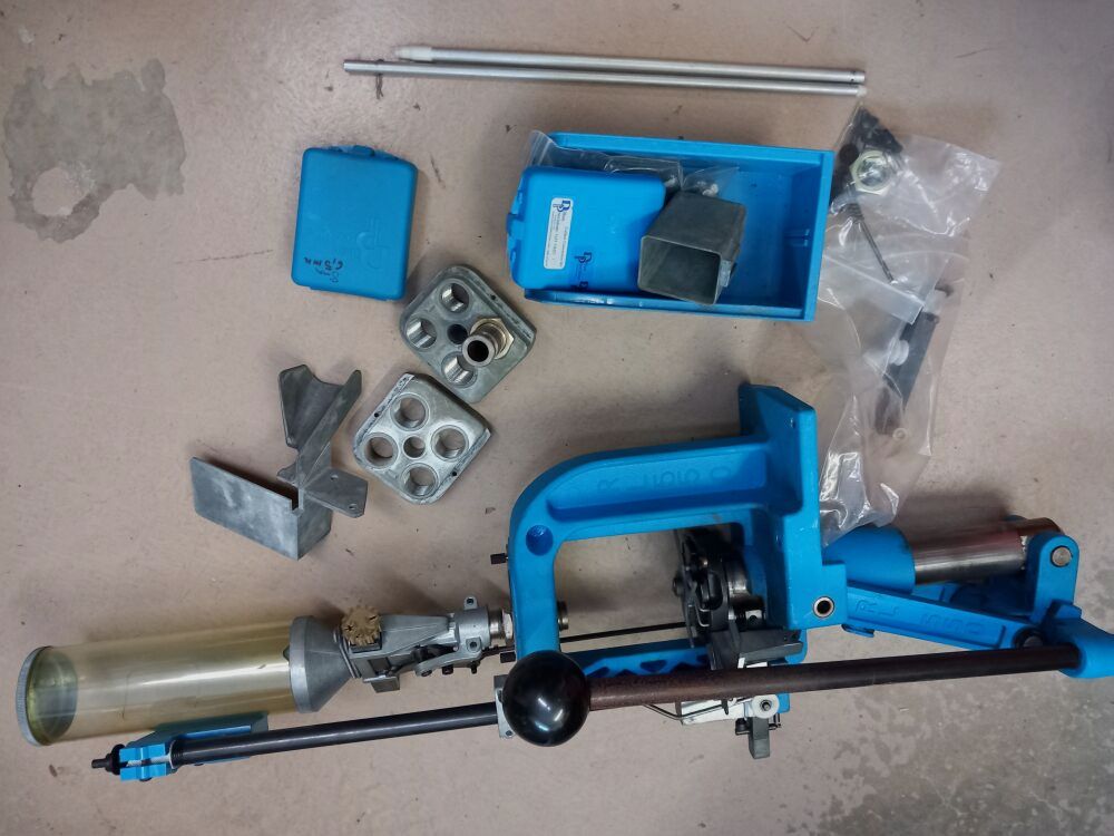 Dillon RL 550 pressa a più stazioni con vari accessori 550