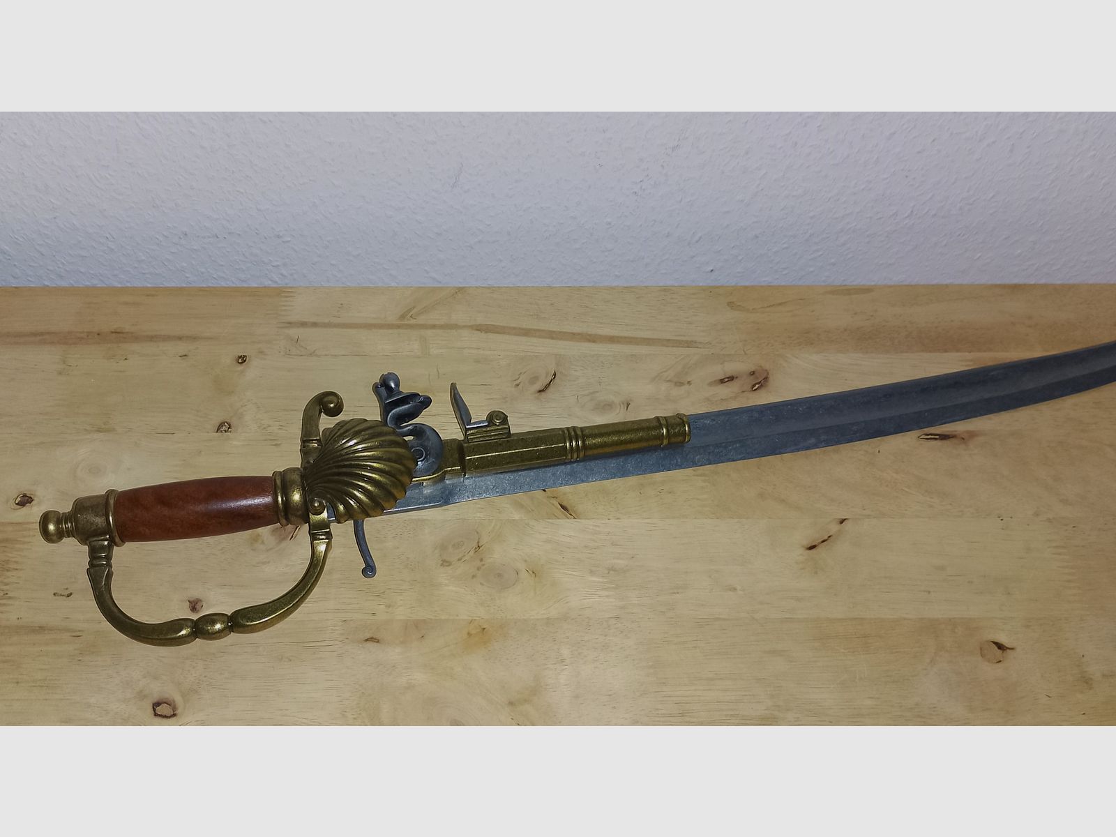 Deko Säbel mit Steinschlosspistole ca.72cm Rarität.