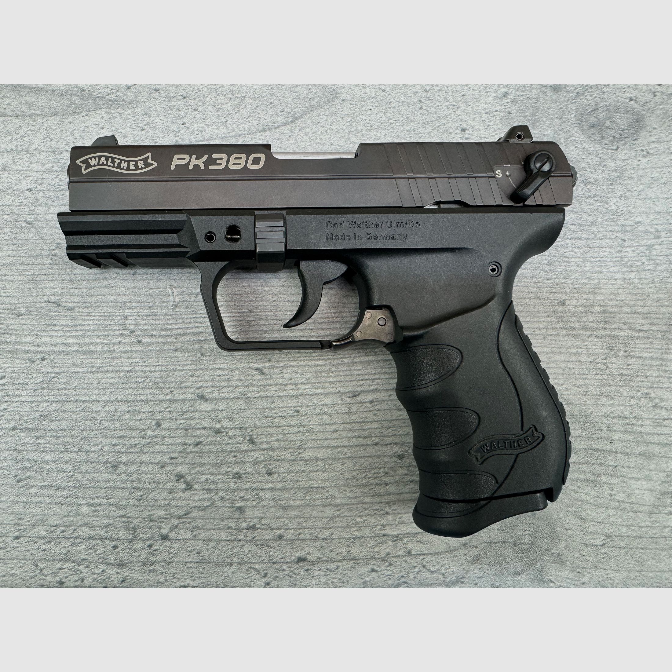 Vorführwaffe Carl WALTHER PK380 Cal. 380 / 9mm Browning in Schwarz