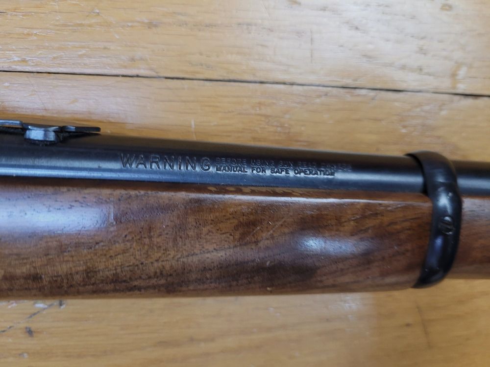 Sehr schöne Unterhebelrepetierbüchse Marlin Modell 1894 – Waffe von 1981 – Kal. .357Mag – 10+1 Schuss – Sehr schöner Schaft aus amerikanischem Nussbaum mit selbstgemachter, stoßdämpfender Schulterplatte – Ultra flüssige Mechanik – Wunderschöner 47 cm Lauf – Eine universelle Schusswaffe in TBE++ Nahezu neu!, Bild 28 von 28