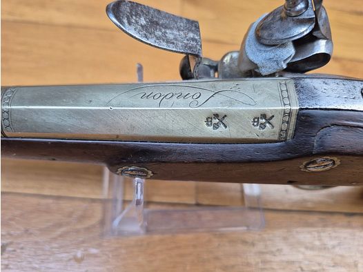 Superbe pistolet à silex anglais – Ketland & Co à Londres vers 1804 – Canon, platine et garnitures bronze – Service colonial – Cal .60 – Bois en très beau noyer – Décor floral raffiné – Excellente mécanique et esthétique – Rare et beau témoin du mauvais camps des guerres du Premier Empire – TBE+