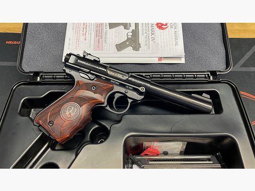Ruger MARK / MK IV Target 5,5" con impugnatura in legno nel calibro .22lr
