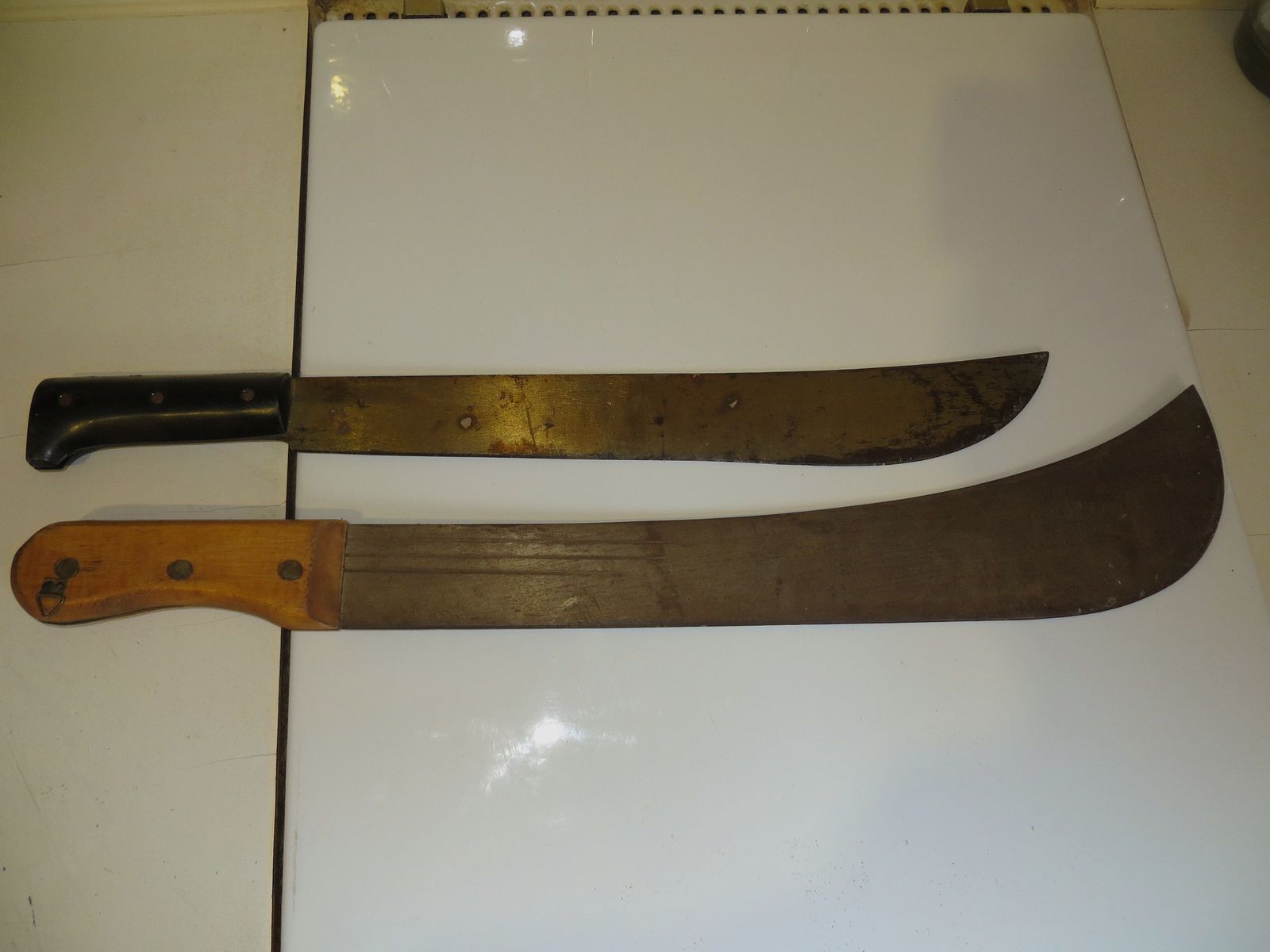 Due grandi machete antiche da un'eredità