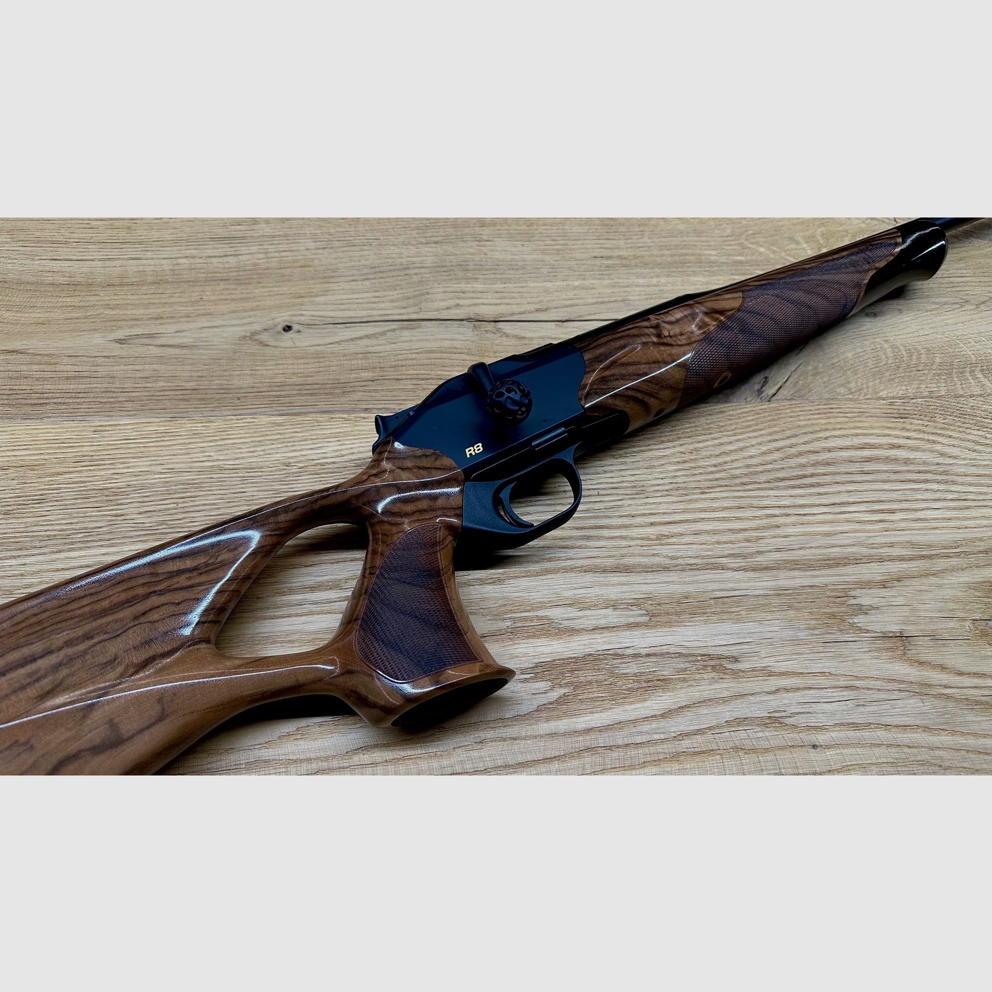 Blaser R8 Success / HK 4 / Lochschaft / gekürzter Lauf / M15x1 / Kaliber nach Wahl / AH Kammergriffkugel