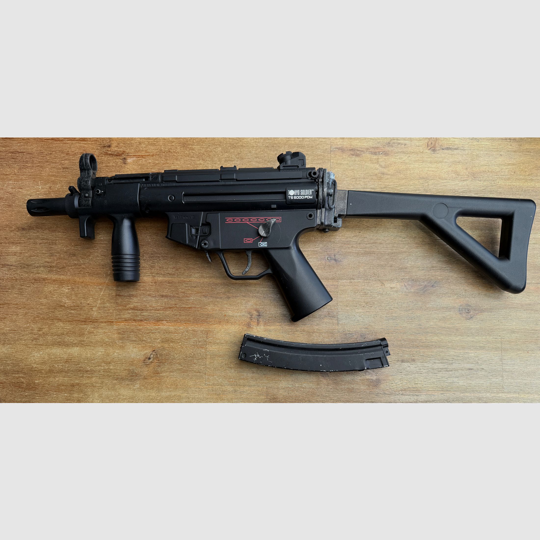 Verschiedene Softair-Waffen und Zubehör (Zielfernrohr, Magazine, Schalldämpfer, etc)