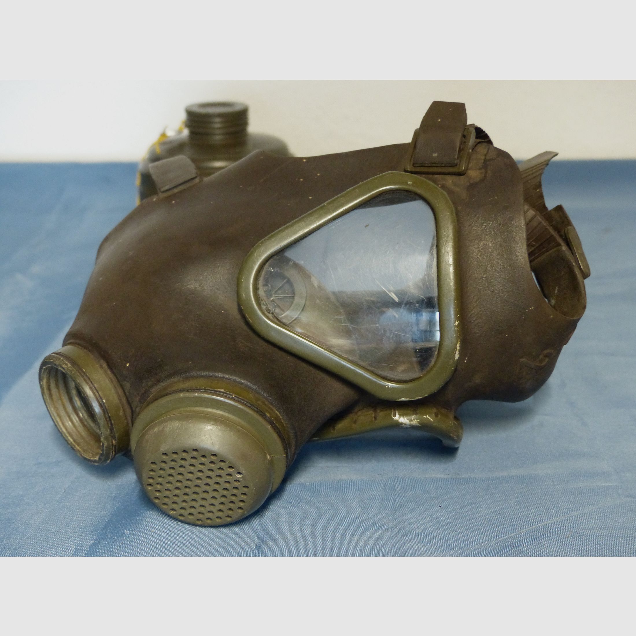 Original Bundeswehr Gasmaske Atemschutz M 65 ABC mit Filter dunkel 70er