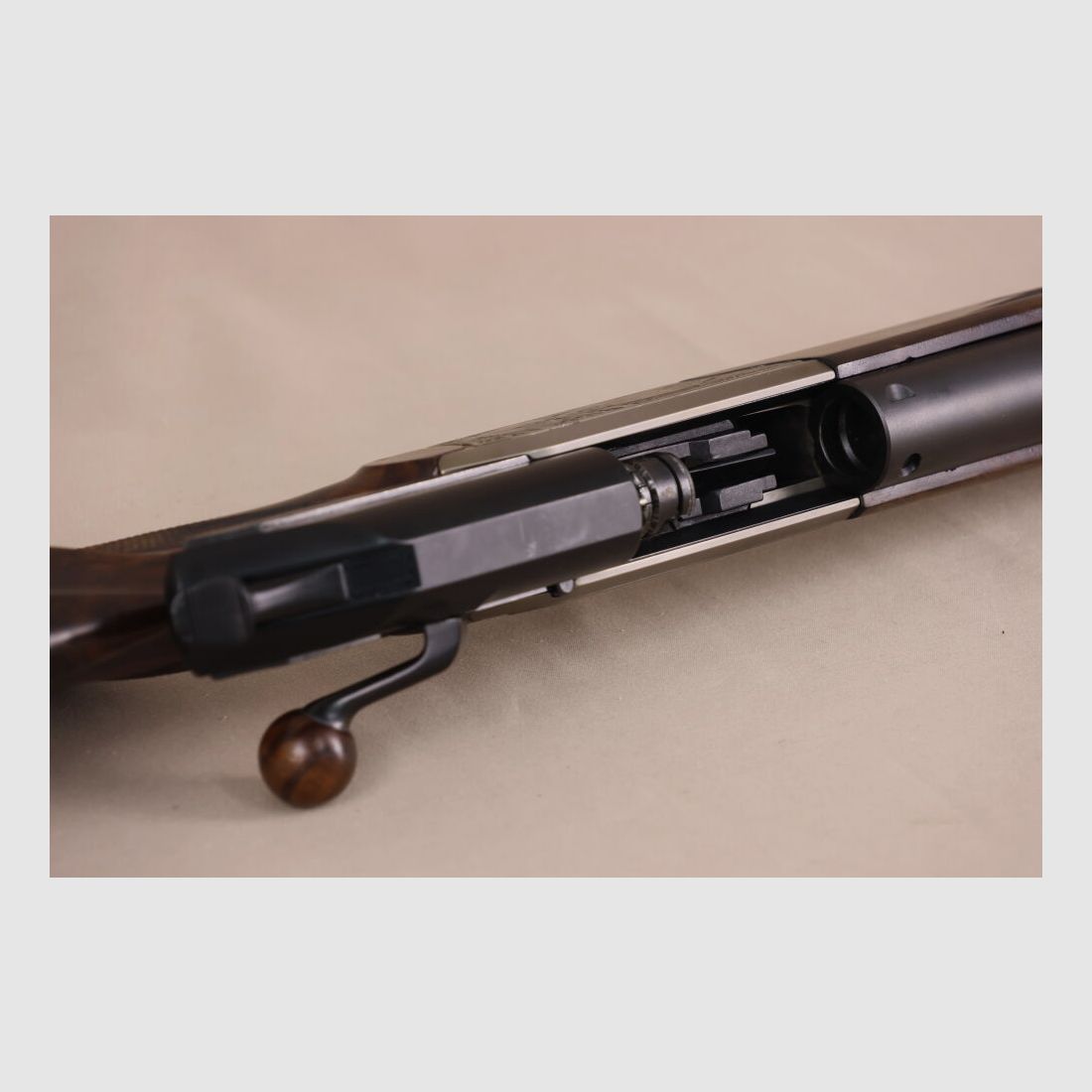 Blaser R93 // toll gemasertes Schaftholz // Holz-Kammergriffkugel