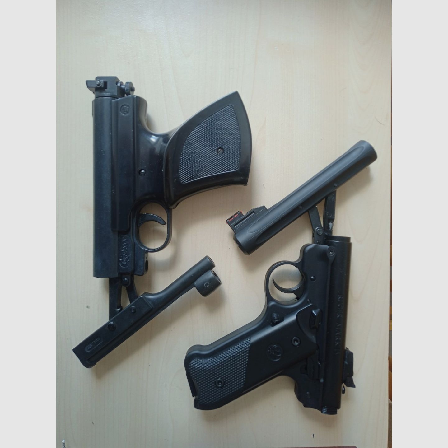 Ruger Mark IV und Record LP3 mit Kugelfang und Diabolos.
