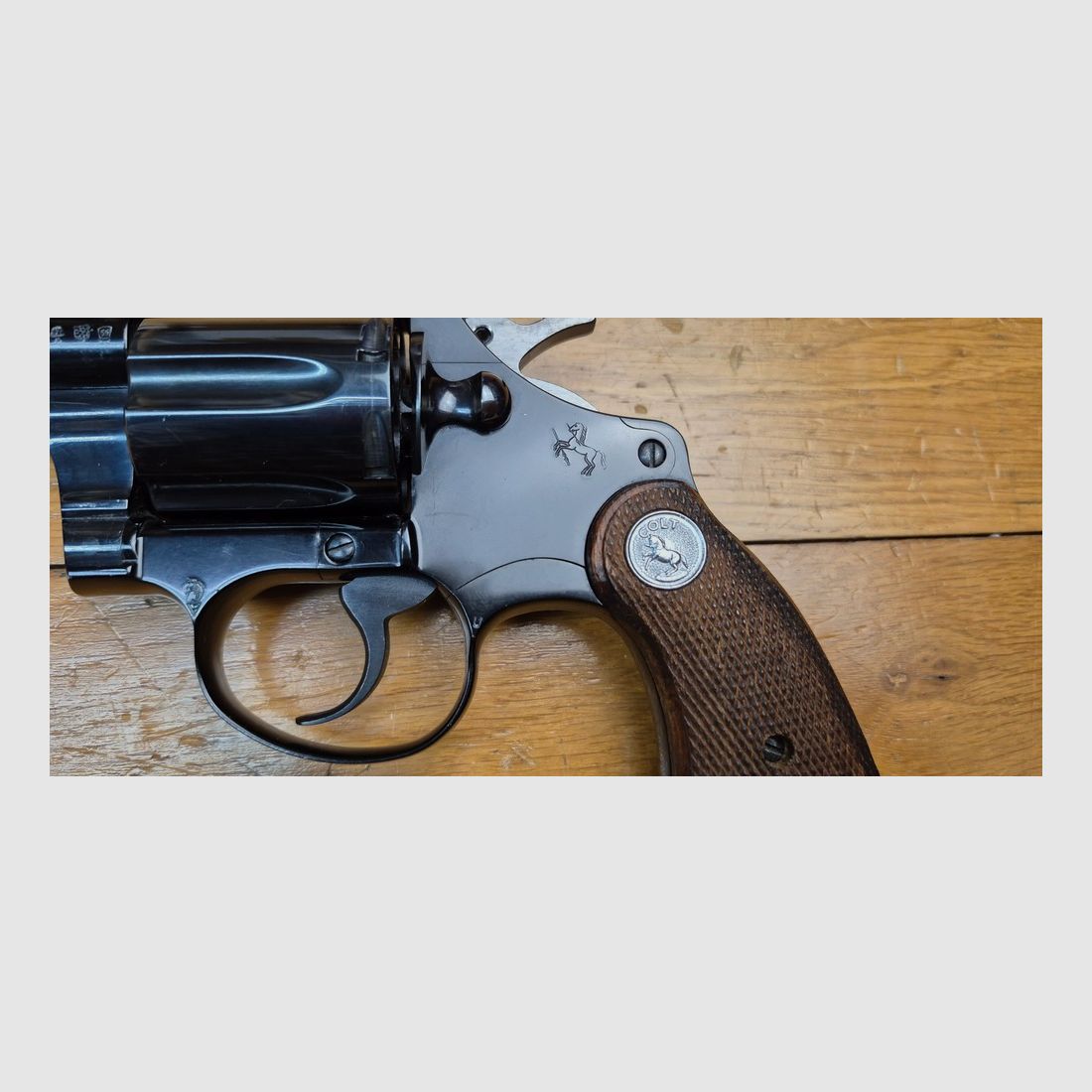 Schöner und seltener Colt Cobra – Subnose in .38 SP – Waffe von 1966 – Aluminiumrahmen – 2 Zoll Lauf mit einwandfreien Zügen – Sehr gute Mechanik und Ästhetik – Ikonische Waffe der Detektive mit großem Schnurrbart und Bodyguards – Neuwertig! TBE ++/TBE+++, Bild 4 von 22