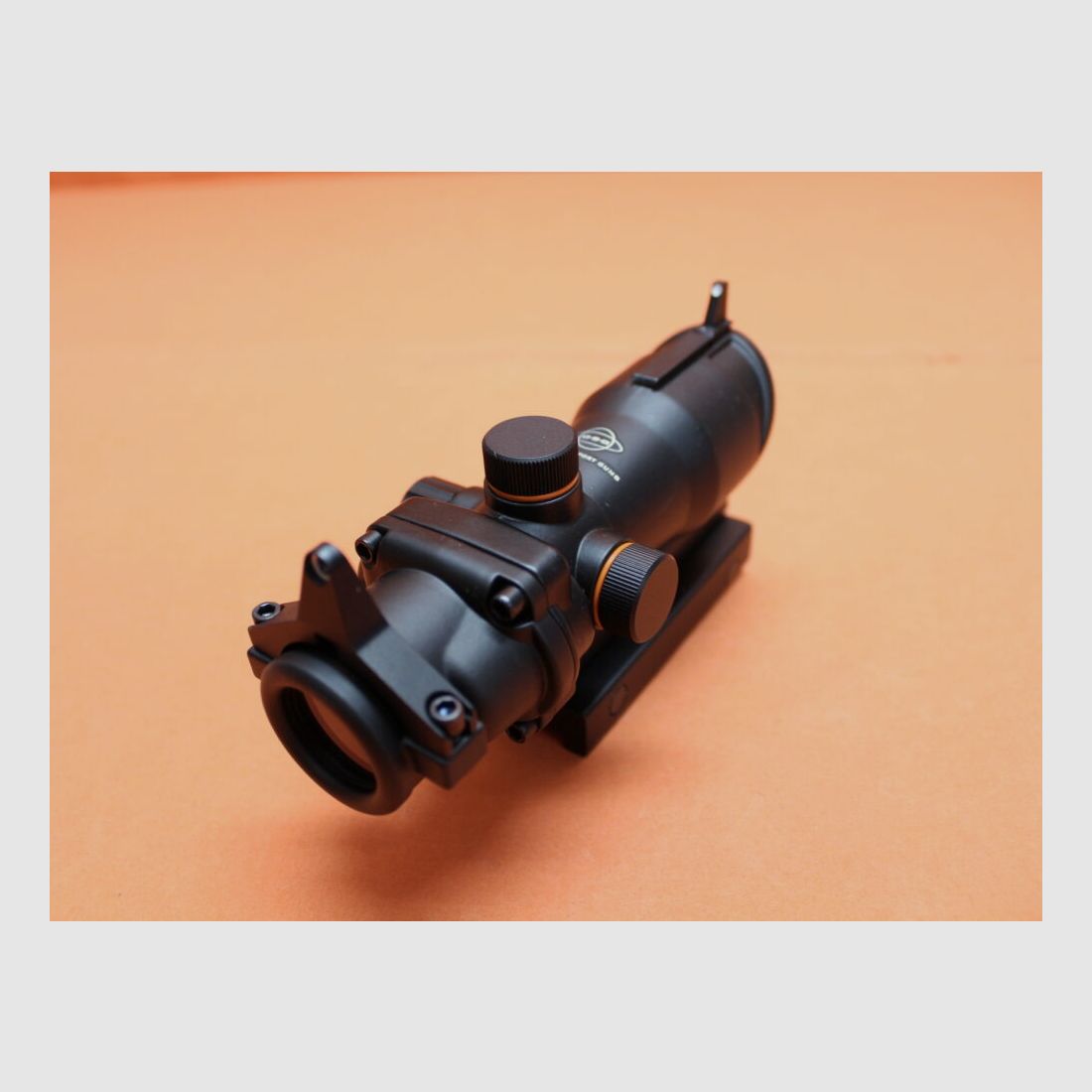 GSG German Sport Guns Tacworld Red Dot ACOG Leuchtpunktvisier 1x30 mit Kimme/ Korn-Notvisier, f. AR-15 Carry-Handle