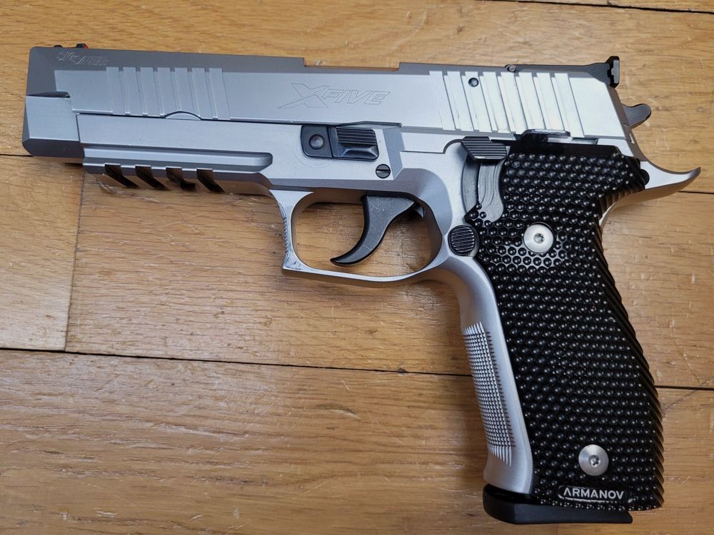 Superpistole Sig Sauer X Five Allround – Kal. 9×19 – 100% Edelstahl – Extrem sorgfältige Verarbeitung – Matchlauf – 3 (!) originale Magazine mit 17 Schuss – Option LPA Visier und Fiber-Optik Korn – Zusätzliche Griffschalen Armanov – Original Transportkoffer mit echten Scharnieren – Waffe in neuwertigem Zustand!, Bild 17 von 25